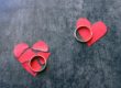 alianzas de oro sobre corazones de cartulina