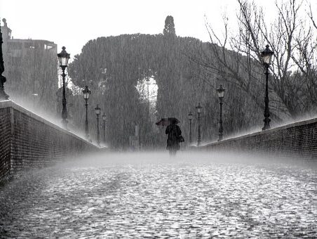 puente antiguo bajo la lluvia puente antiguo bajo la lluvia