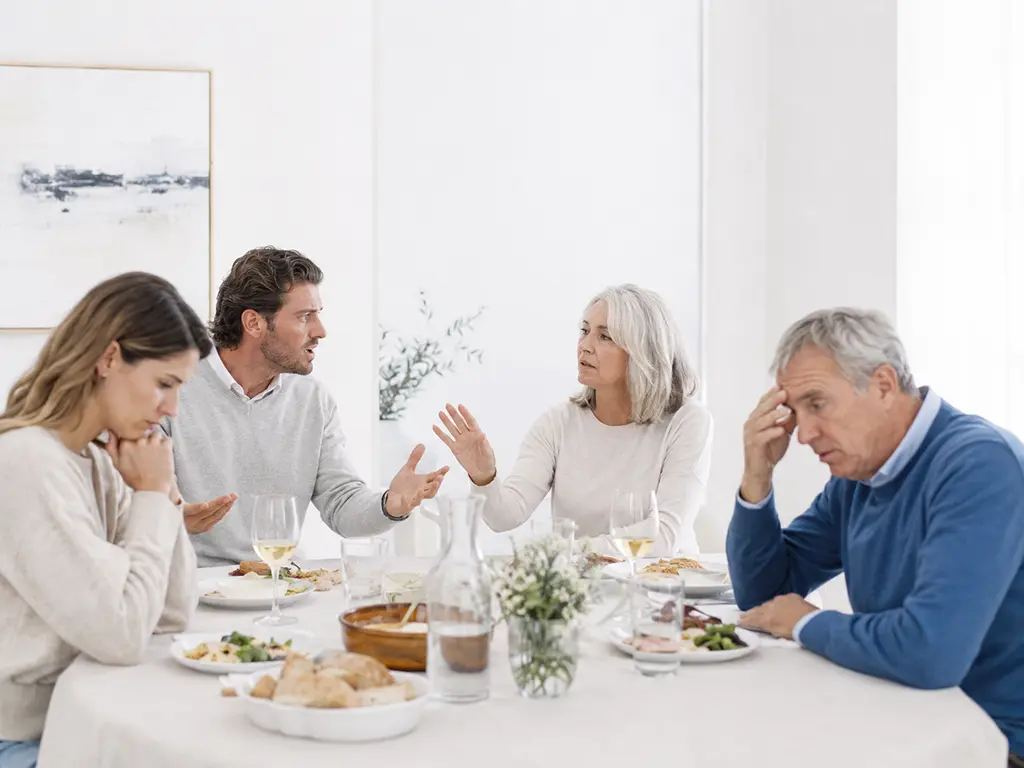 discusión en una cena familiar
